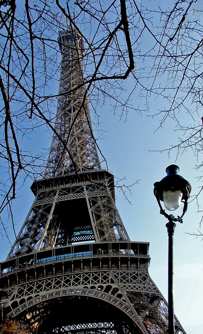 Der etwas schiefe Turm von Paris