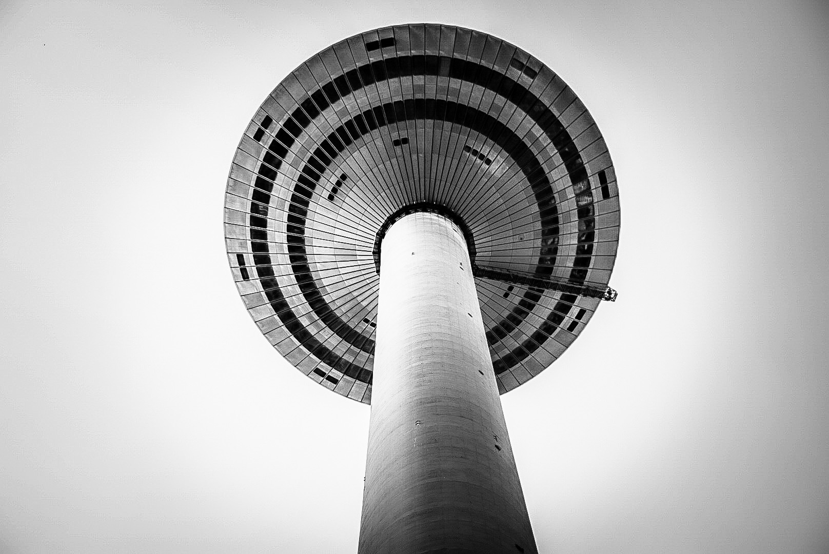 Der Europaturm in Frankfurt aus einer anderen Perspektive 