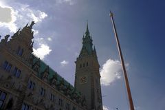 Der Fahnenmast vor dem Hamburger Rathaus