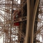 Der Fahrstuhl nach oben ist besetzt, Eiffelturm Paris