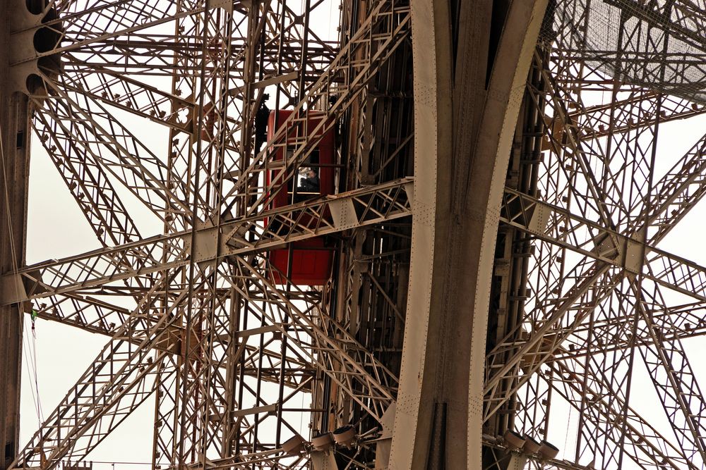 Der Fahrstuhl nach oben ist besetzt, Eiffelturm Paris