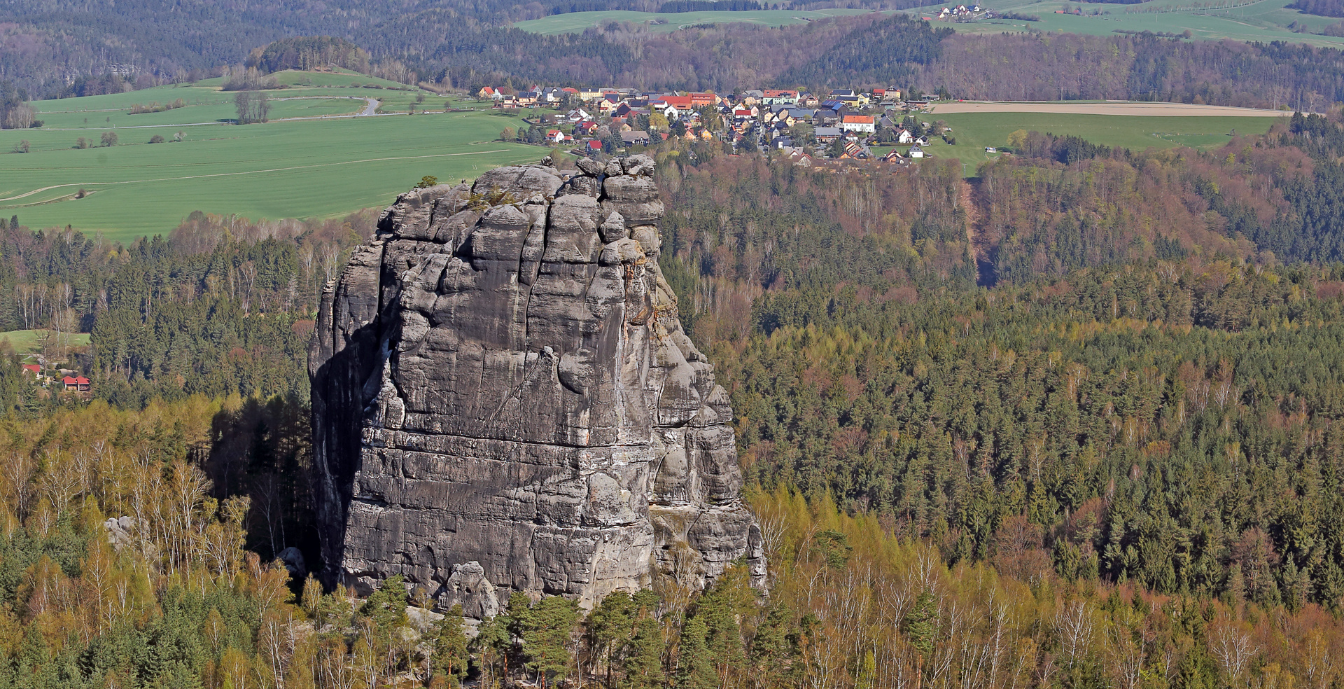 Der Falkenstein ein freistehender den Schrammsteinen vorgelagerter berühmter Felsen...