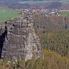 Der Falkenstein ein freistehender den Schrammsteinen vorgelagerter berühmter Felsen...