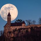 Der fast volle Mond hinter der Burg Teck