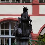 Der Father Brown Springbrunnen im Innenhof des Alten Husumer Rathaus...