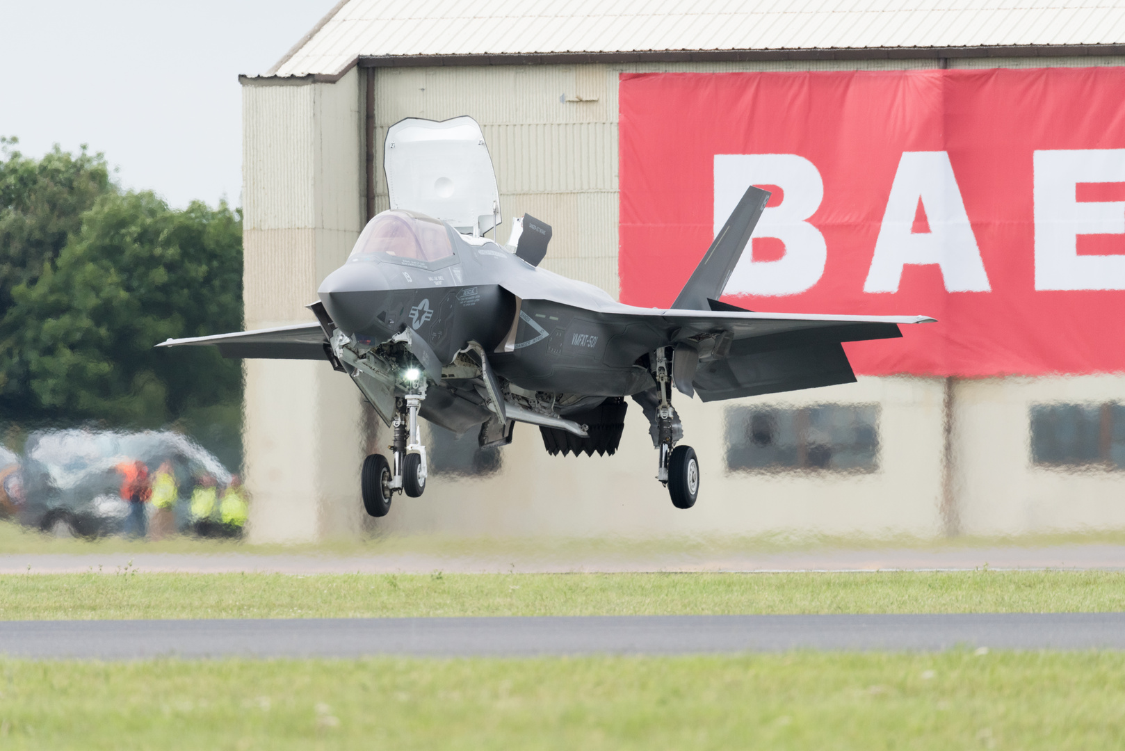 Der feine englische Rasen... F35 vertical landing Foto & Bild riat