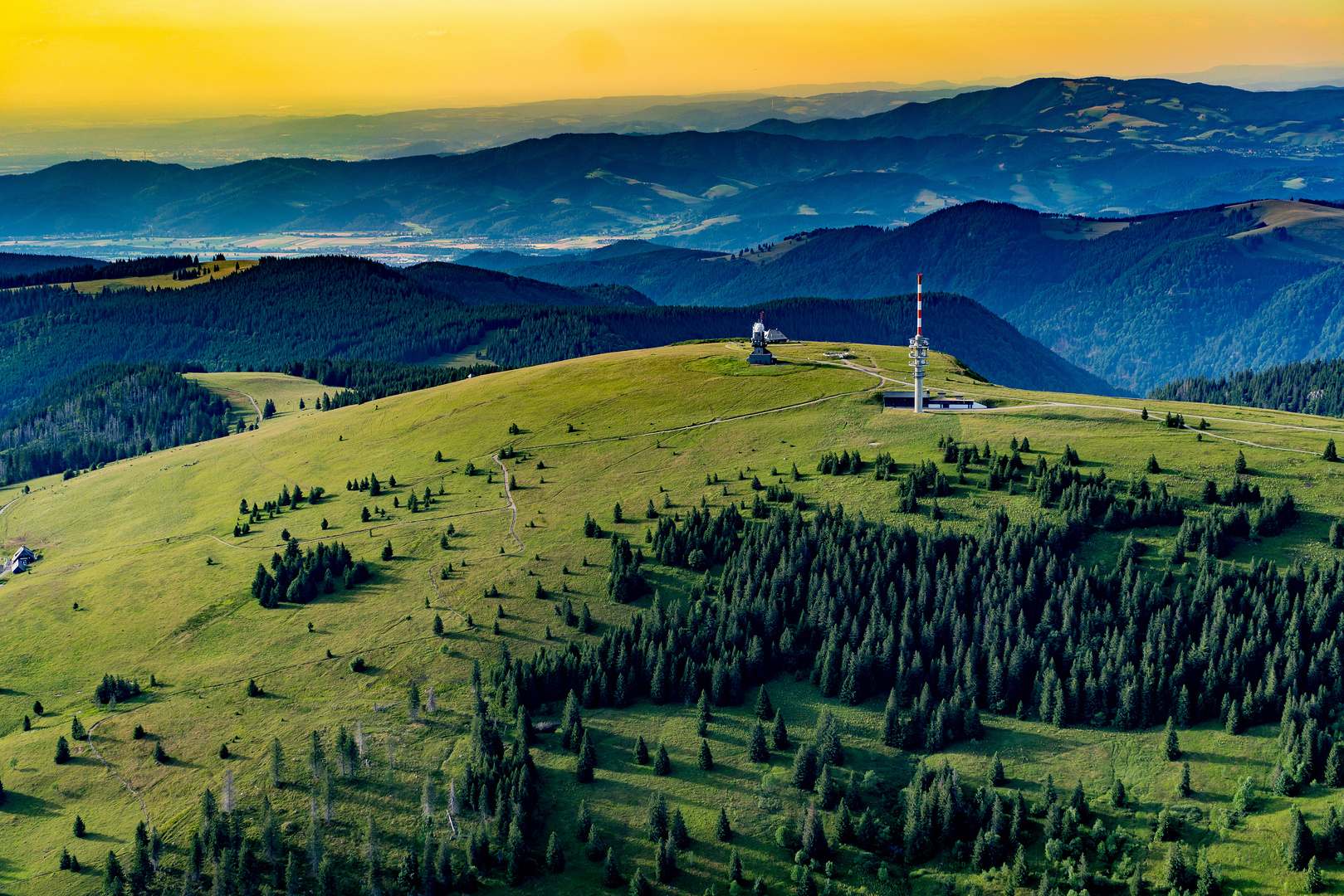 Der Feldberg im Sommer am frühen Abend 