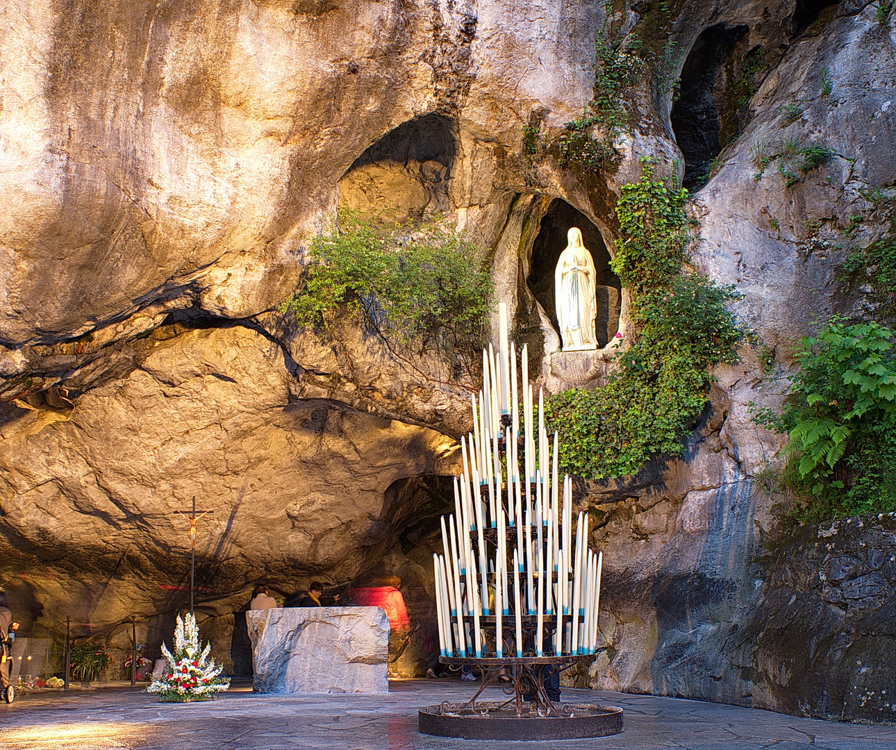 Der Fels der Grotte in Lourdes