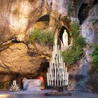 Der Fels der Grotte in Lourdes