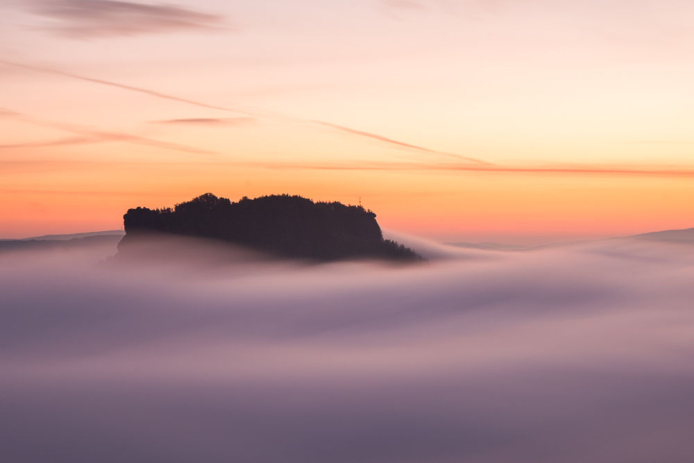 Der Fels in der Brandung - Lilienstein im Morgennebel