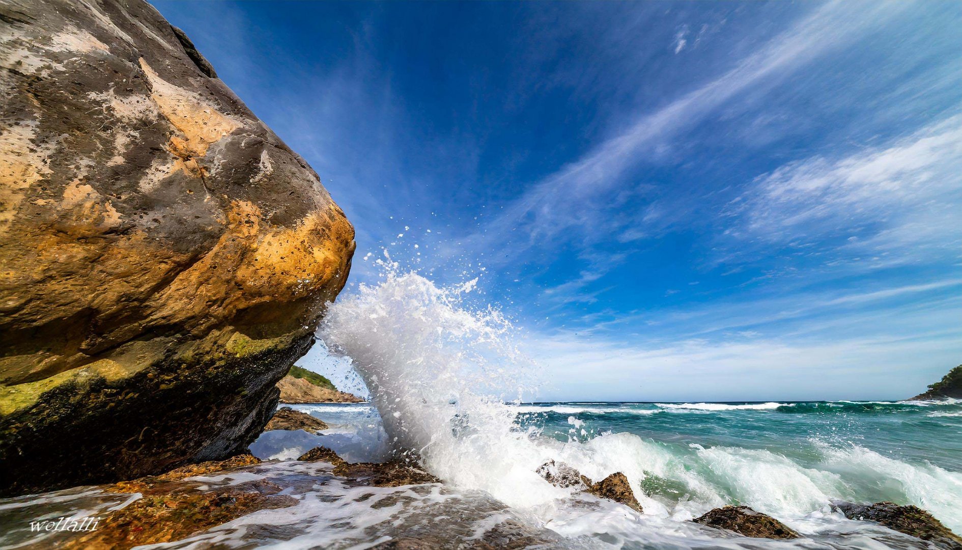 Der Felsen frisst die Welle (KI)