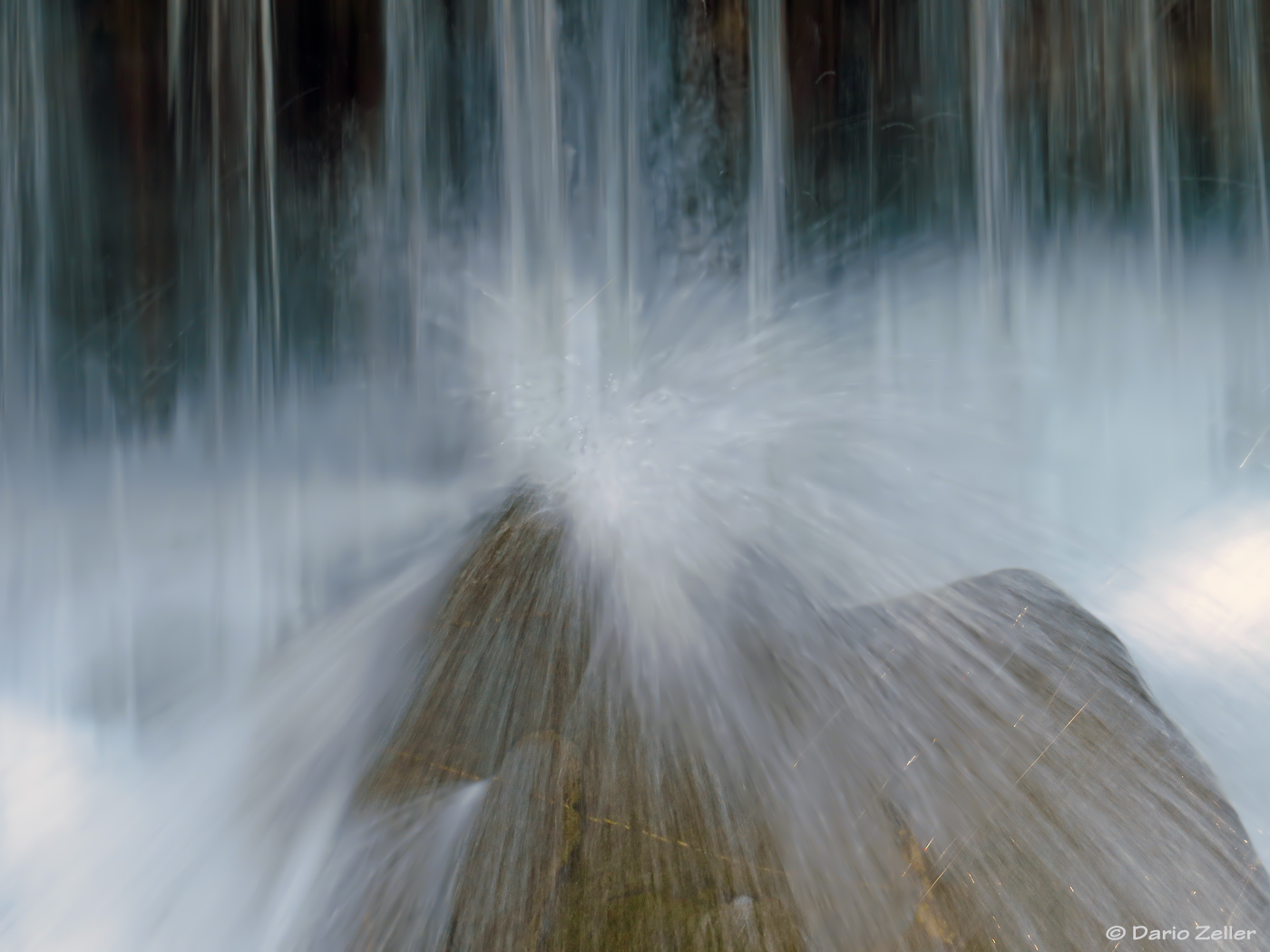 Der Felsen im Wasserfall