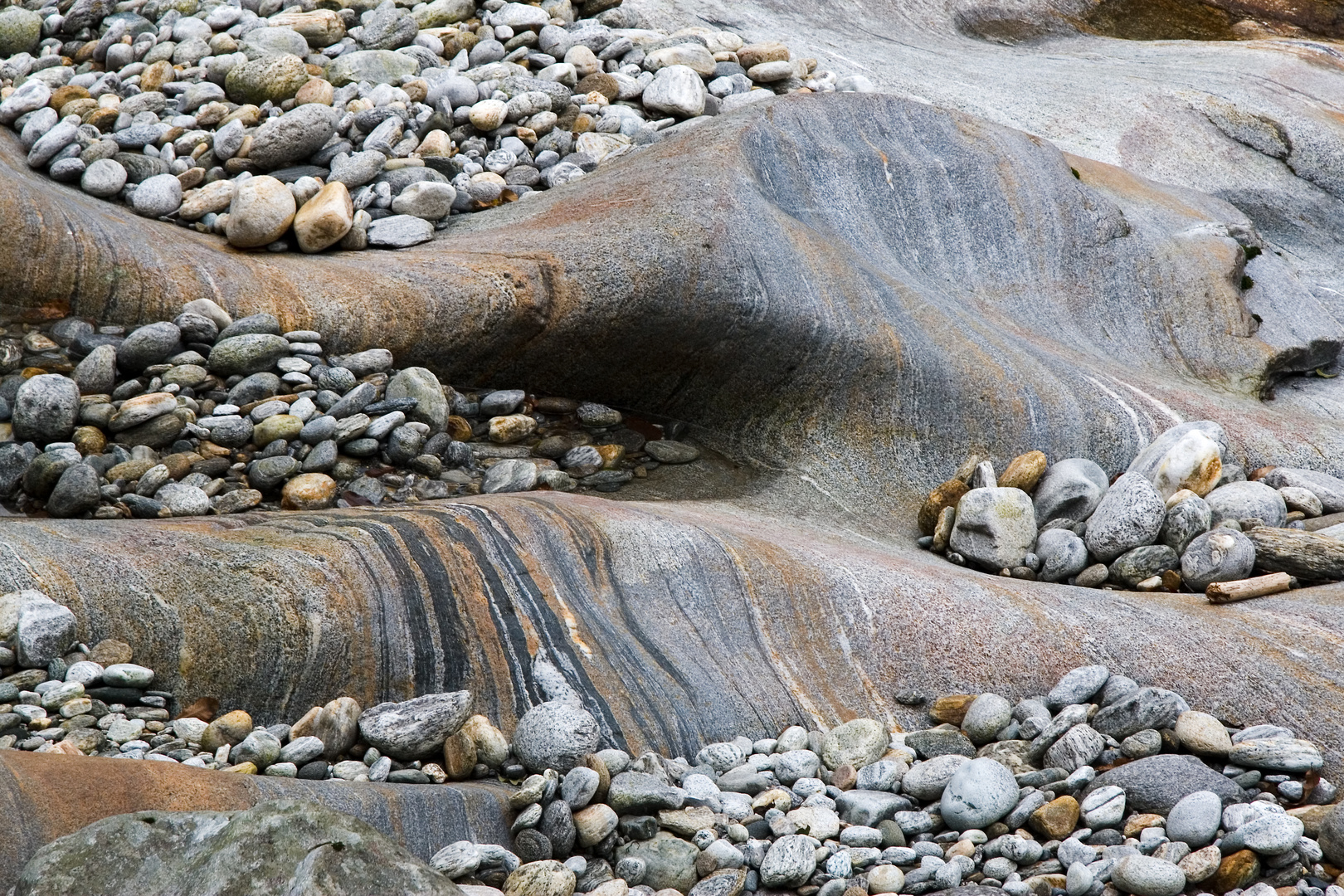 Der Felsen und die Steine im Valle Verzasca