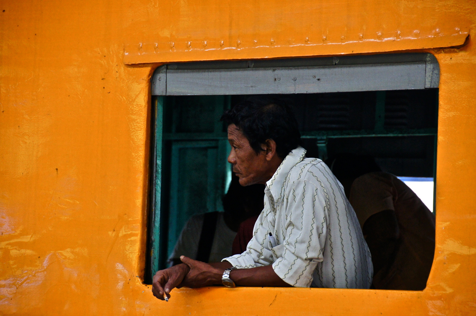 der fenstergucker, yangon, burma 2011