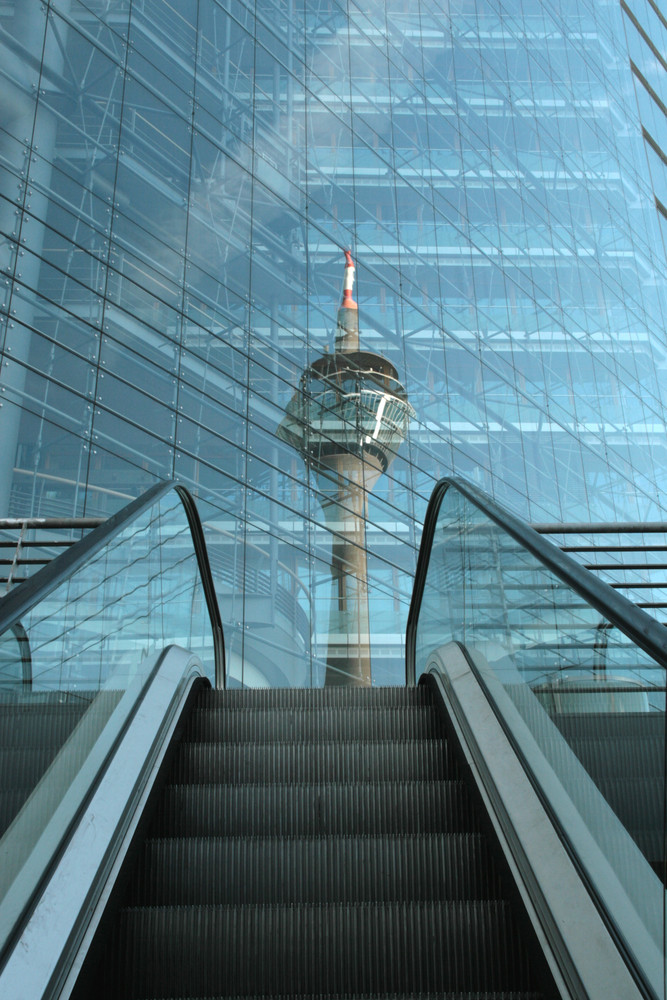 Der Fernsehturm, das Stadttor und eine Rolltreppe auf einem Bild