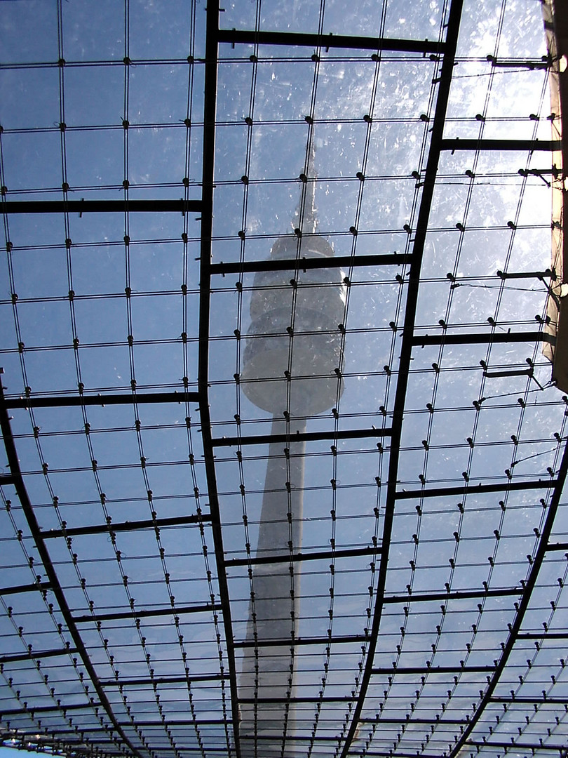 Der Fernsehturm durch das Dach vom Olympiastadion