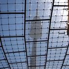 Der Fernsehturm durch das Dach vom Olympiastadion