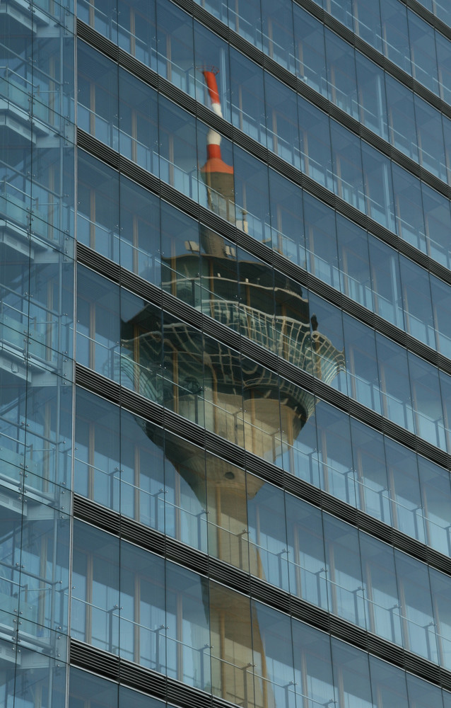 Der Fernsehturm im Stadttor - Interressante Spiegelung