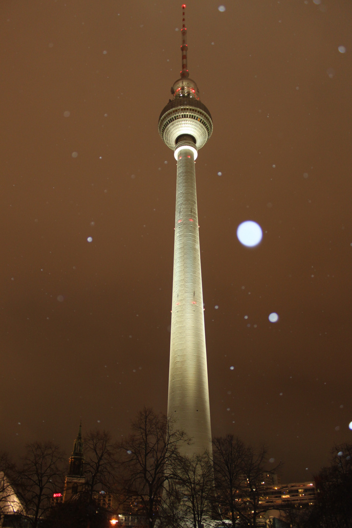 der Fernsehturm in den Schneewehen des 25.12.2010