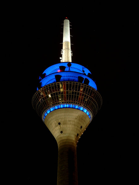 Der Fernsehturm in Düsseldorf von der Hafen-Seite aus fotografiert