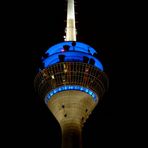 Der Fernsehturm in Düsseldorf von der Hafen-Seite aus fotografiert