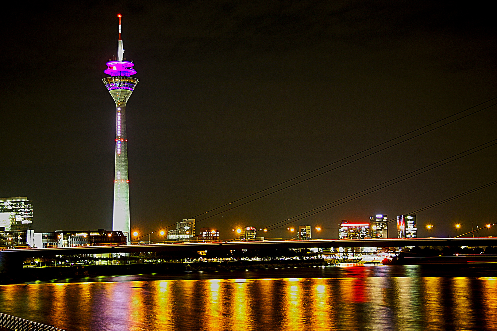 Der Fernsehturm mit Medienhafen bei Nacht