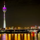 Der Fernsehturm mit Medienhafen bei Nacht