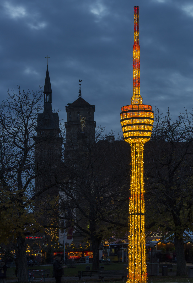 Der Fernsehturm steht jetzt auf dem Schlossplatz