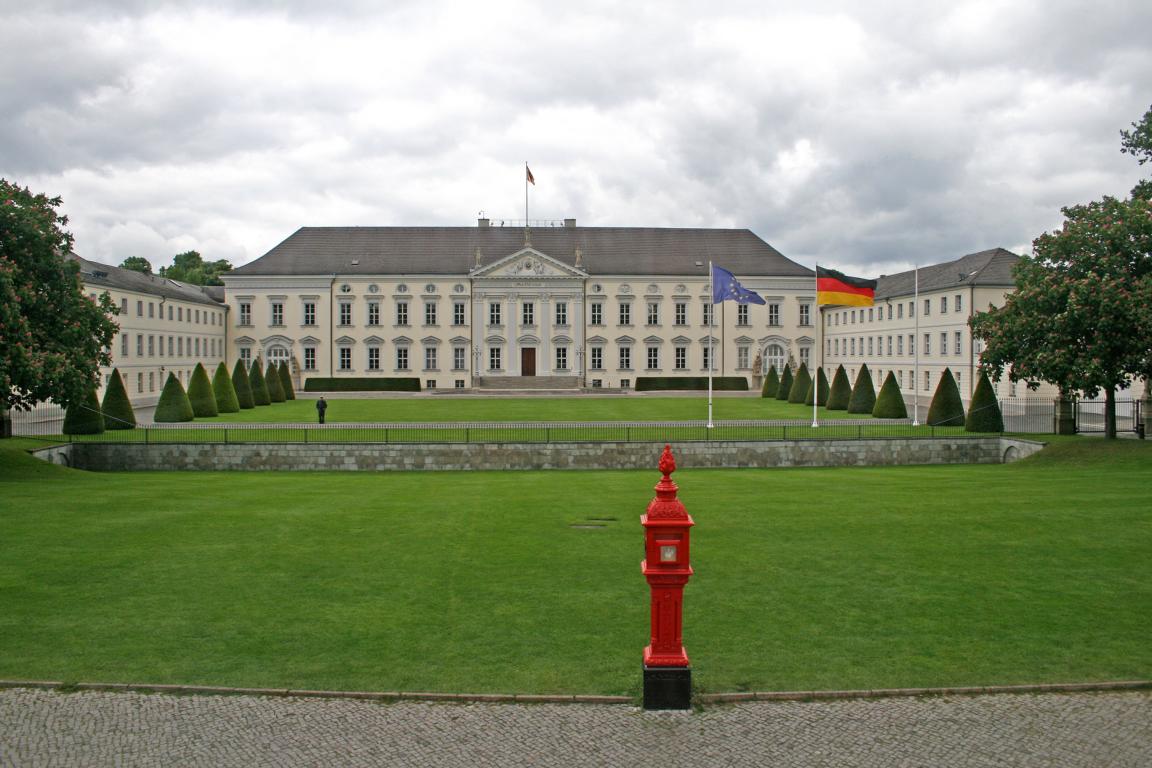 der feuerrote Feuermelder (vor Schloss Bellevue)