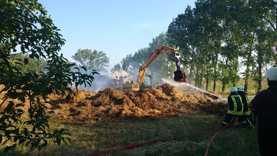 ...der Feuerwehr mit schweren Gerät geholfen