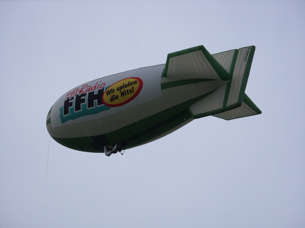 Der FFH-Zeppelin flog über das Stadtfest Baunatal am Samstag Abend