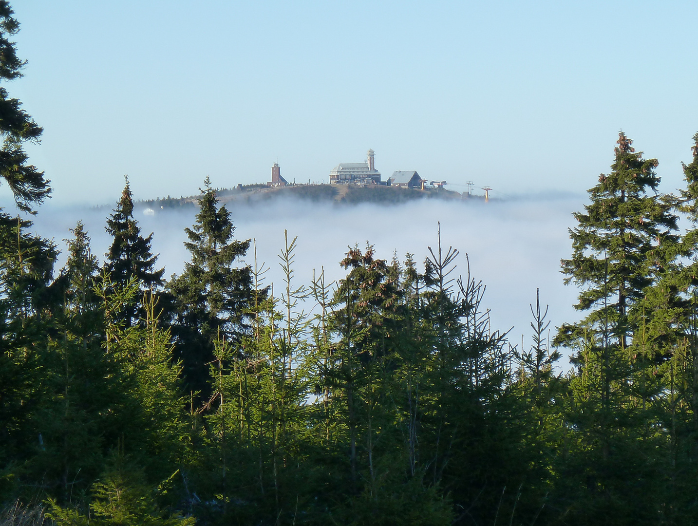 Der Fichtelberggipfel über den Wolken