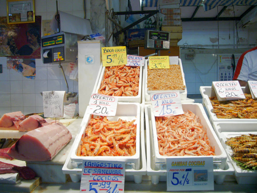 Der Fischmarkt in der Markthalle in Cadiz....