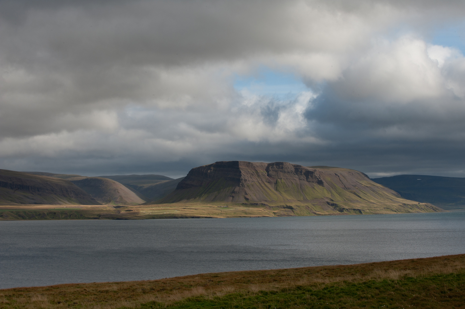 der Fjord liegt vor uns