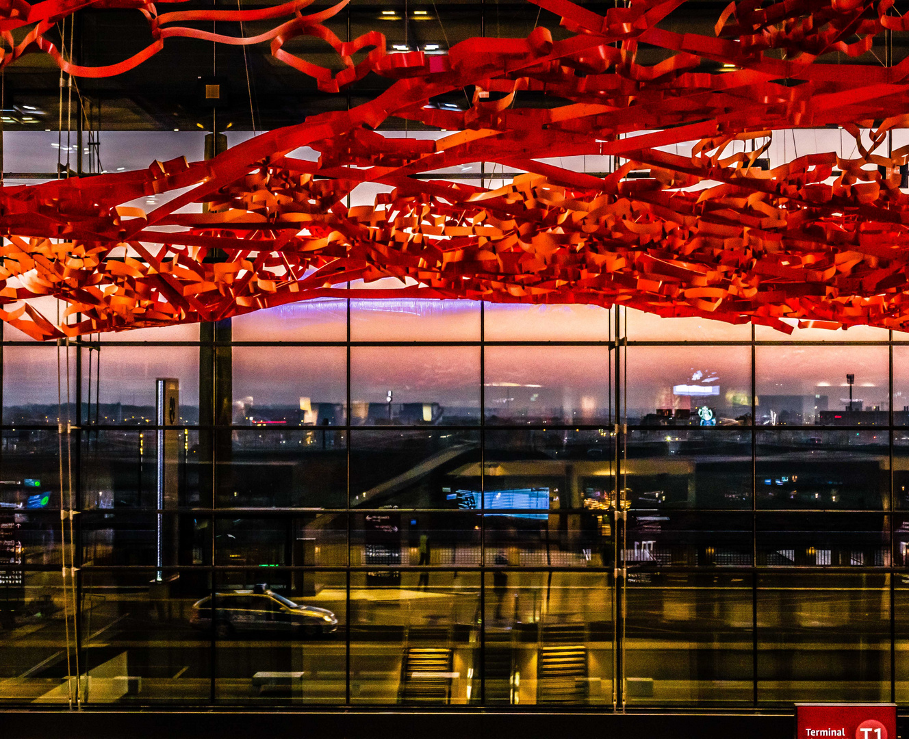 Der Fliegende Teppich über den Check-In-Schaltern am neuen BER Flughafen bei Sonnenaufgang