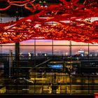 Der Fliegende Teppich über den Check-In-Schaltern am neuen BER Flughafen bei Sonnenaufgang