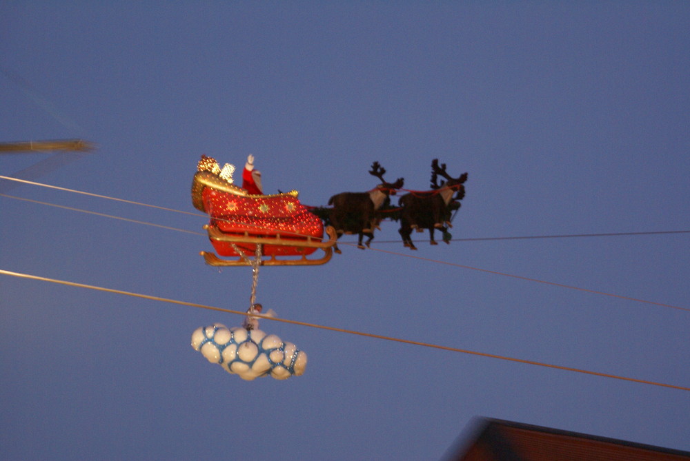 Der fliegende Weinachtsmann.