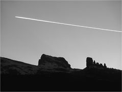 Der Flieger ist schon in der Sonne, die Berge müssen sich noch gedulden