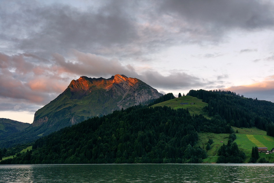 Der Fluebrig in der Morgensonne - Wägital (SZ)