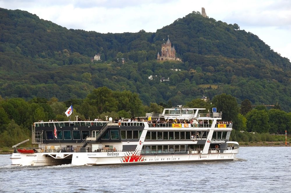 Der Fluß der Deutschen auf Höhe Bonn-Bad Godesberg und Königswinter mit Drachenfels
