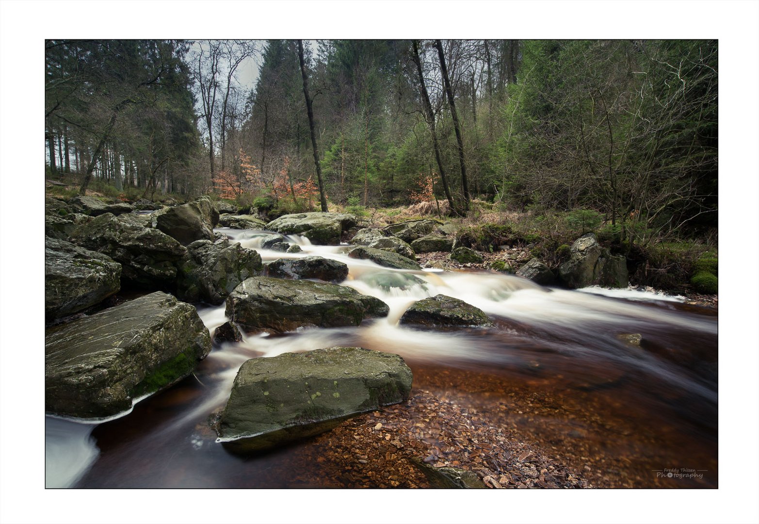 Der Fluss im Hoegne-Tal zur Winterzeit