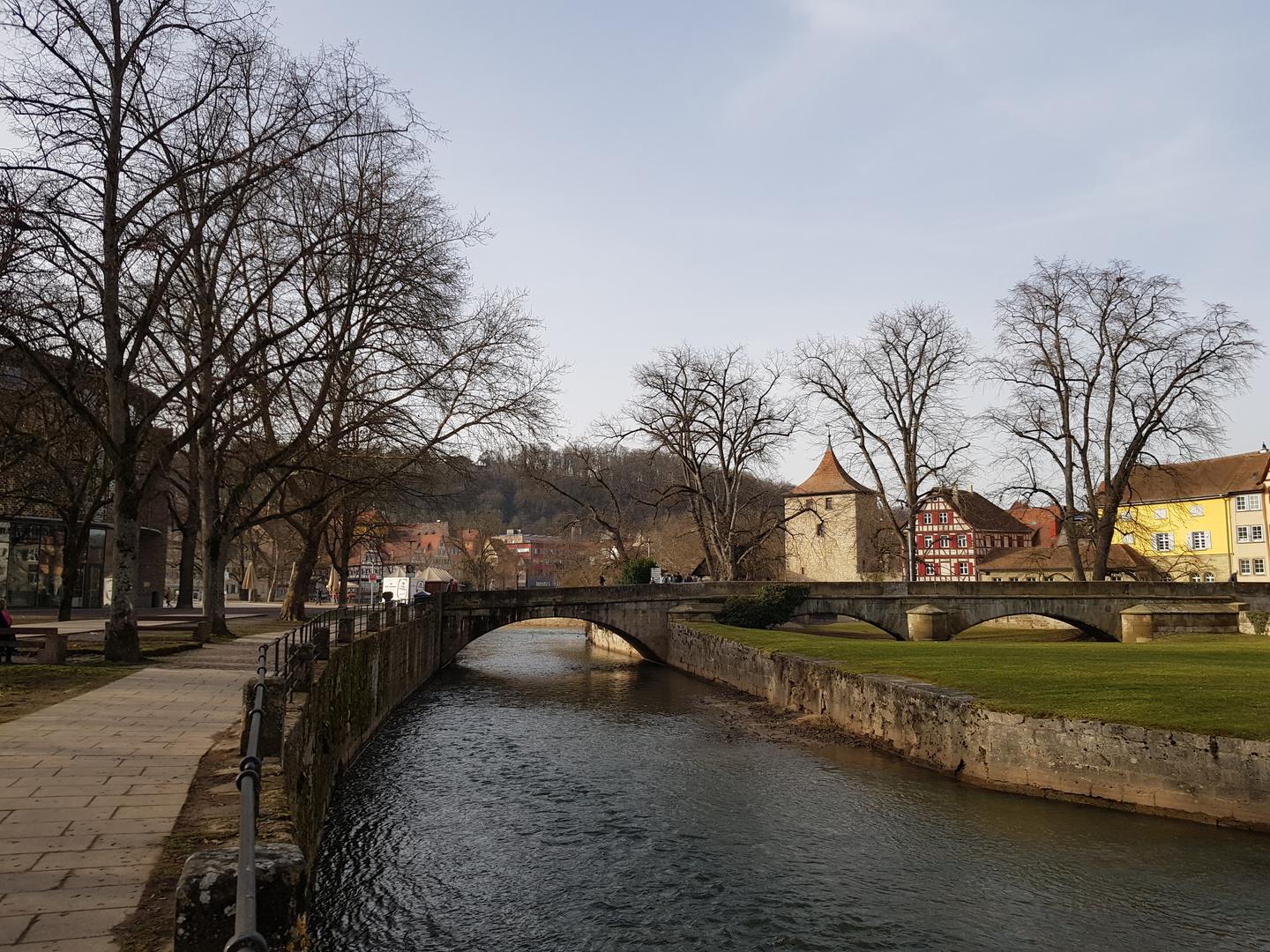         Der Fluss Kocher in Schwäb. Hall im April 2021    