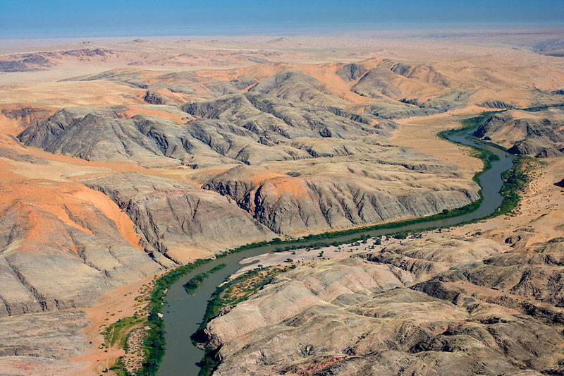 Der Fluss Kunene trennt Namibia von Angola