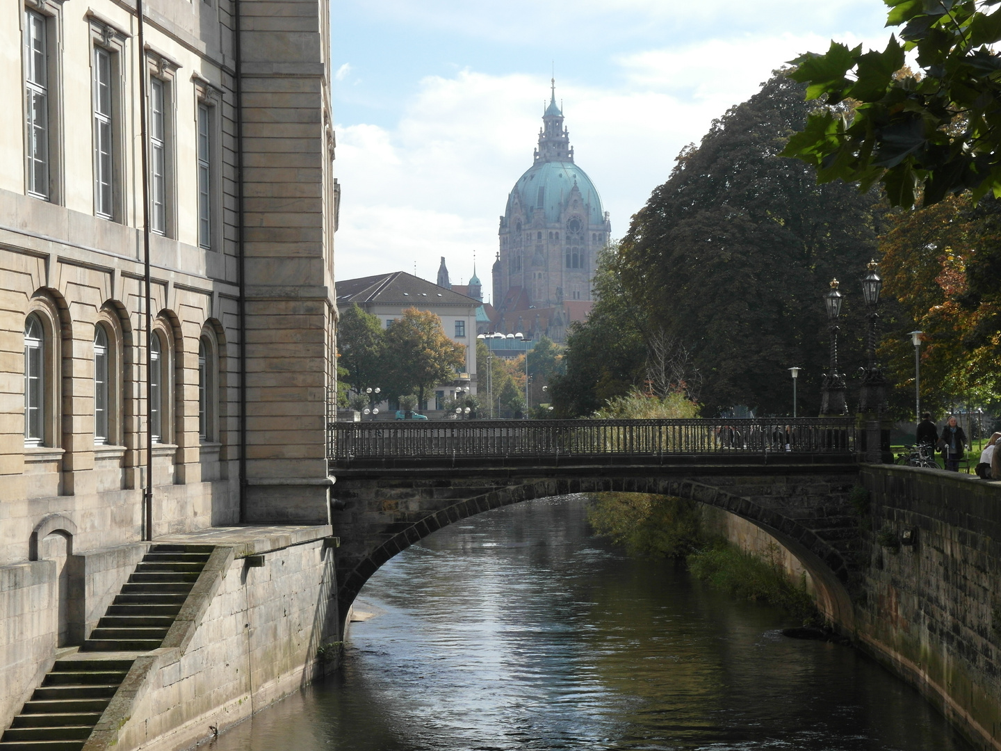 Der Fluß Leine mit Blick zum Rathaus