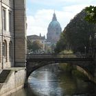 Der Fluß Leine mit Blick zum Rathaus