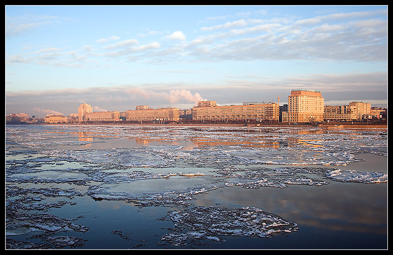 Der Fluss Newa in Sankt Petersburg im Winter