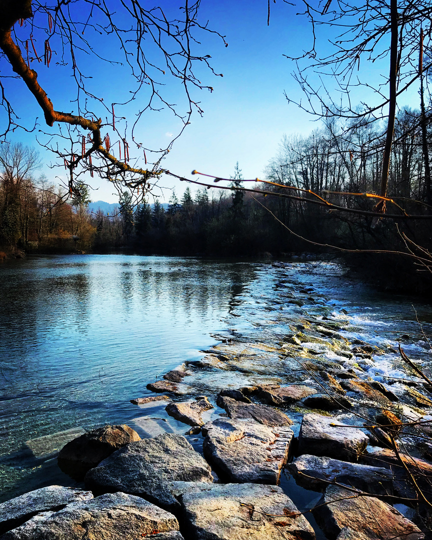 Der Fluss setzt seinen Weg zum Meer fort, ob das Rad der Mühle gebrochen ist oder nicht.