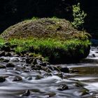 Der Fluss Sihl mit einem Findling dekoriert