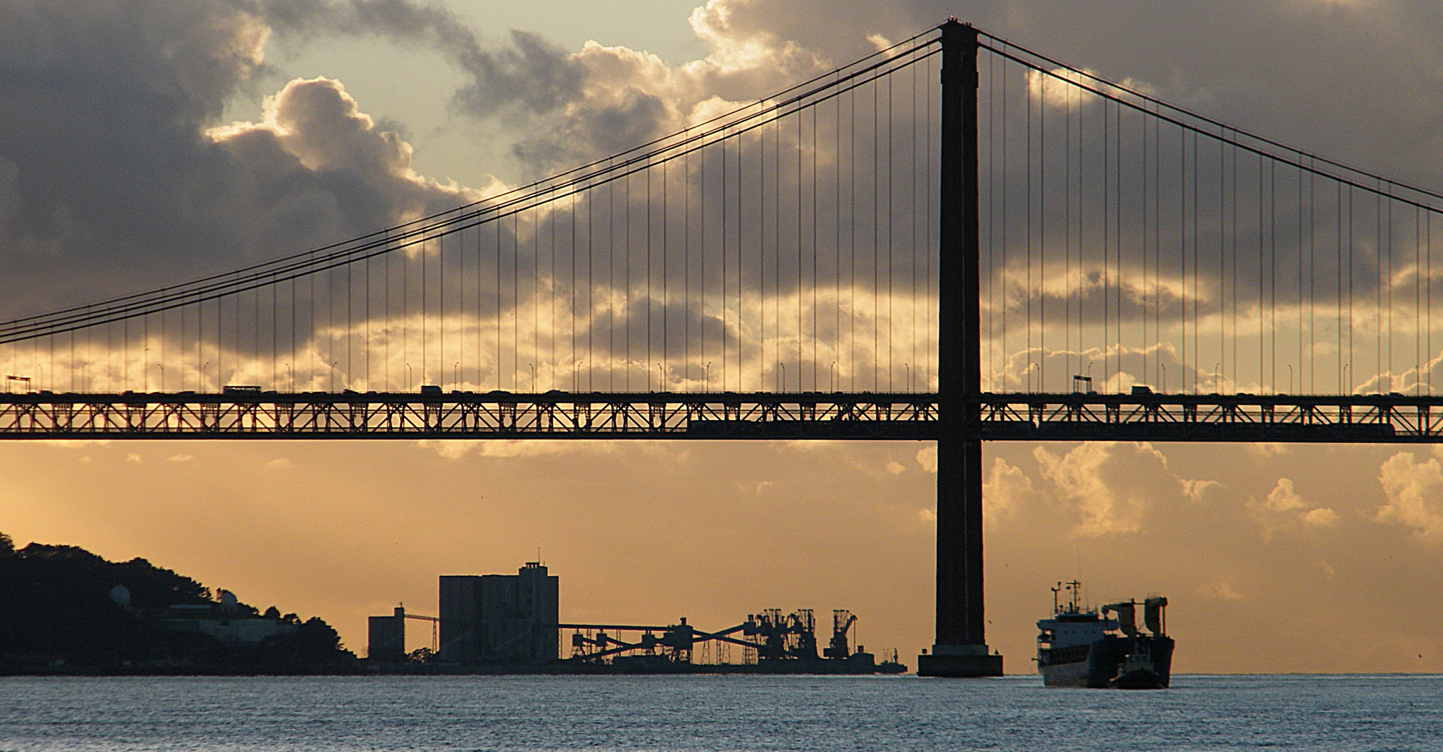 Der Fluss TEJO bei Lissabon und die Brücke