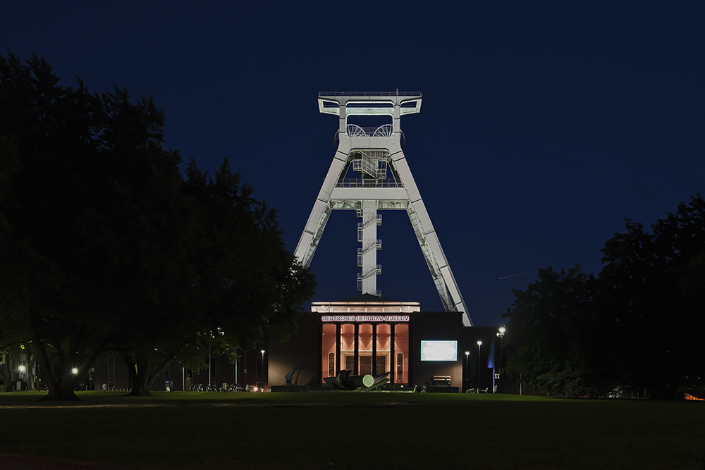 Der Förderturm bei Nacht